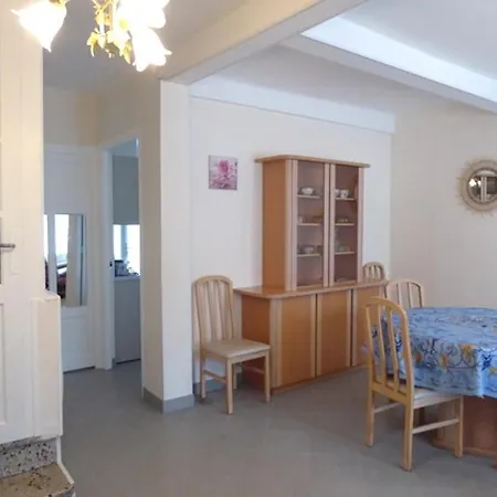 Renovee 4 Pieces, Proche Et Commerces, Jardin Et Parking, Animaux Acceptes - Fr-1-776-8 *